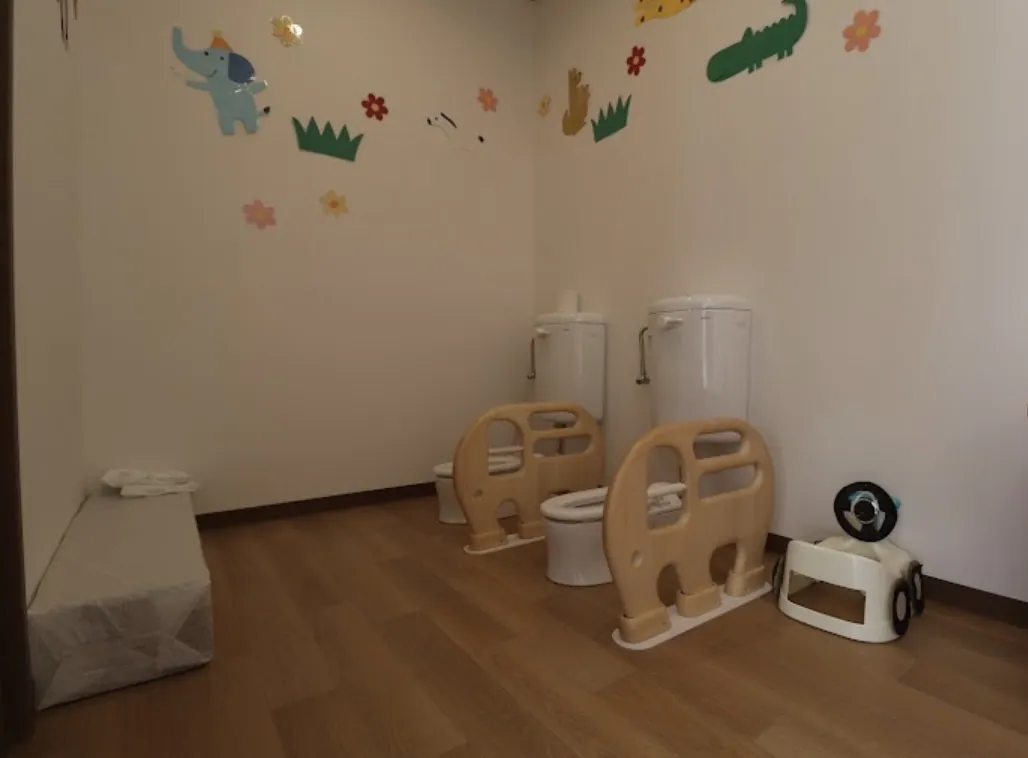 子どもサイズのトイレと、かわいい動物のかべ飾り