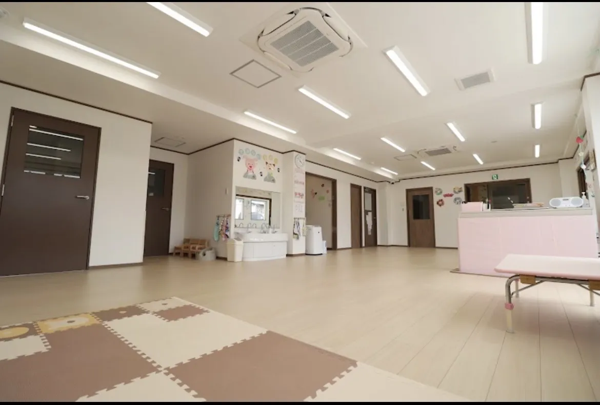 ゆったりとした広さの保育スペースと手洗い場