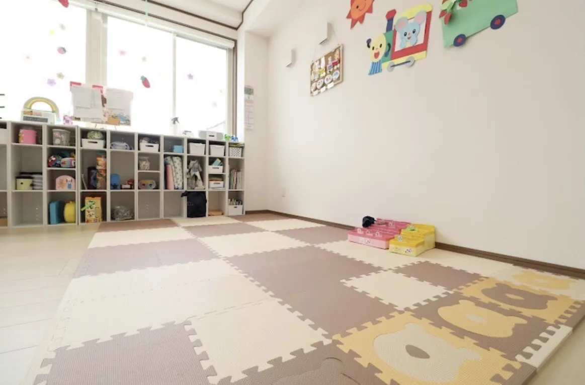 やわらかなマットを敷いたあそびのお部屋