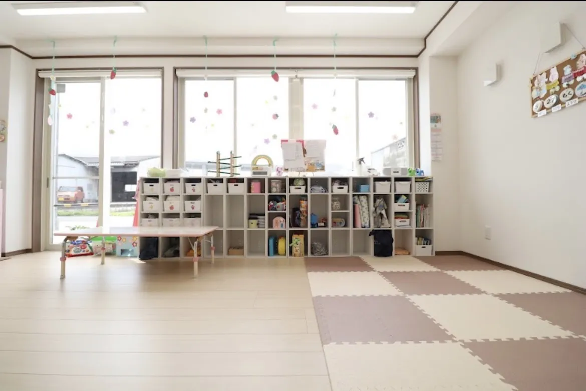 大きな窓から光が差し込む明るい保育室